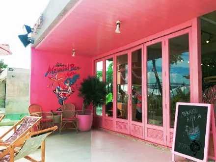 HuaHin-Sretsis Mermaid Bar and Shop, a pink bar with its own swimming pool