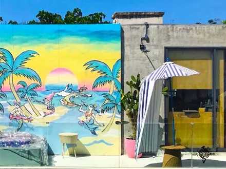 HuaHin-Sretsis Mermaid Bar and Shop, a pink bar with its own swimming pool