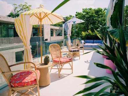 HuaHin-Sretsis Mermaid Bar and Shop, a pink bar with its own swimming pool