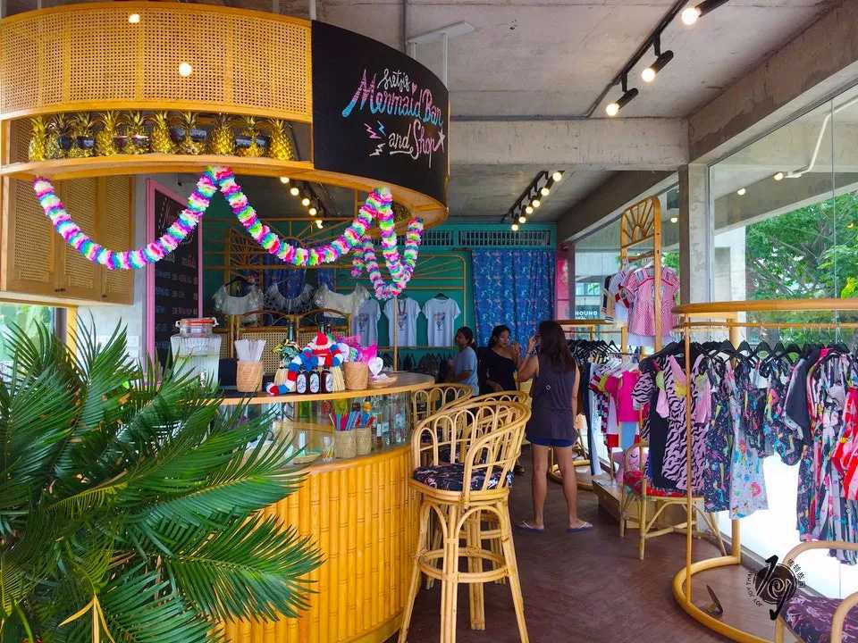 HuaHin-Sretsis Mermaid Bar and Shop, a pink bar with its own swimming pool
