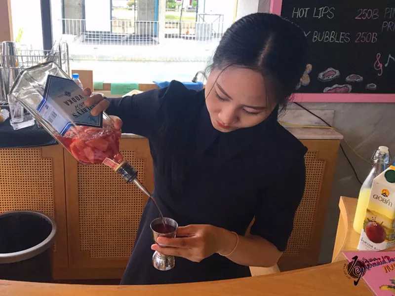 HuaHin-Sretsis Mermaid Bar and Shop, a pink bar with its own swimming pool