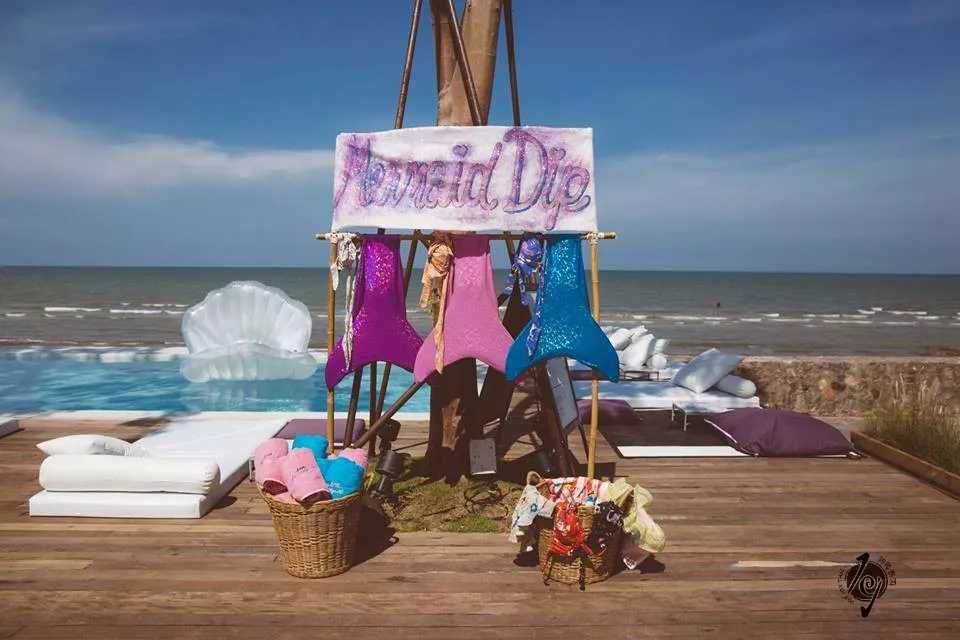 HuaHin-Sretsis Mermaid Bar and Shop, a pink bar with its own swimming pool