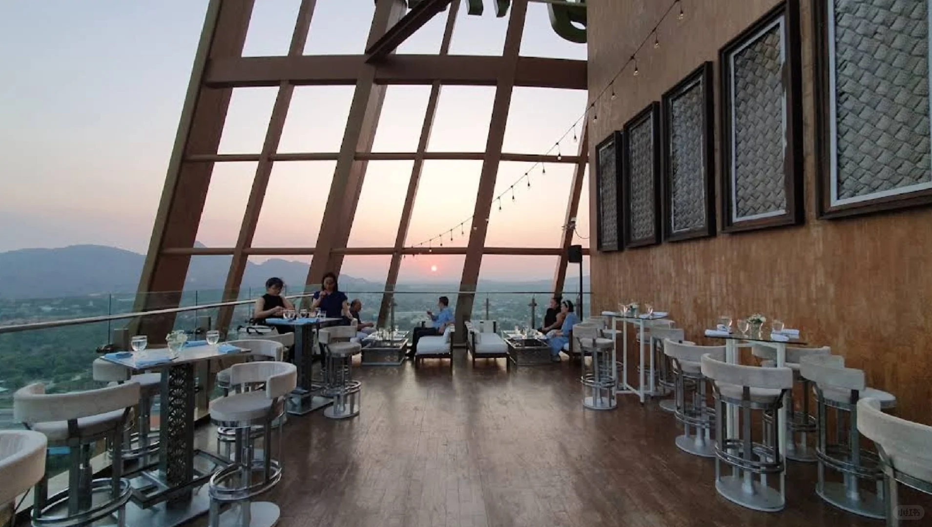 HuaHin-The Sky Bar on the top floor of Holiday Inn has a super beautiful sunset