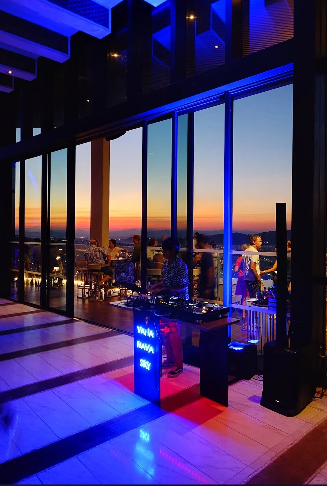 HuaHin-The Sky Bar on the top floor of Holiday Inn has a super beautiful sunset