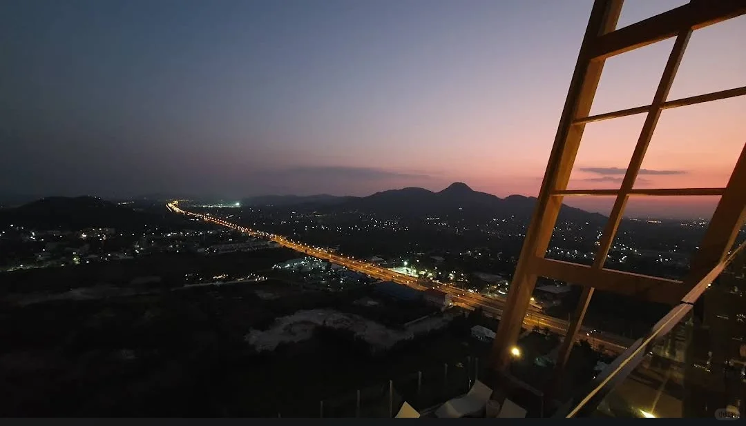 HuaHin-The Sky Bar on the top floor of Holiday Inn has a super beautiful sunset