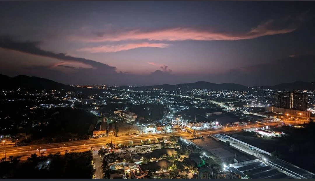 HuaHin-The Sky Bar on the top floor of Holiday Inn has a super beautiful sunset