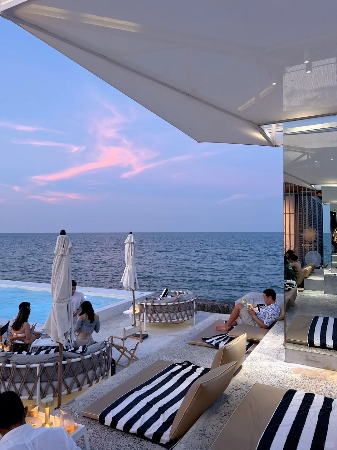 HuaHin-Sundance Dayclub, a seaside restaurant offering afternoon tea and dinner