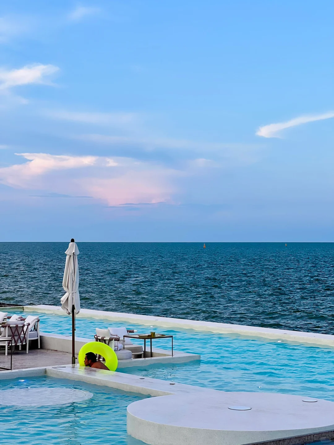 HuaHin-Sundance Dayclub, a seaside restaurant offering afternoon tea and dinner