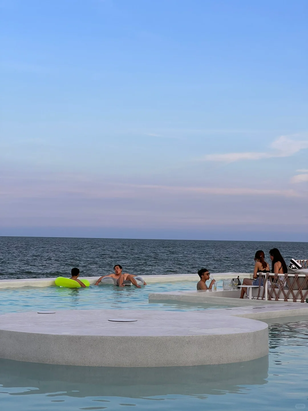 HuaHin-Sundance Dayclub, a seaside restaurant offering afternoon tea and dinner