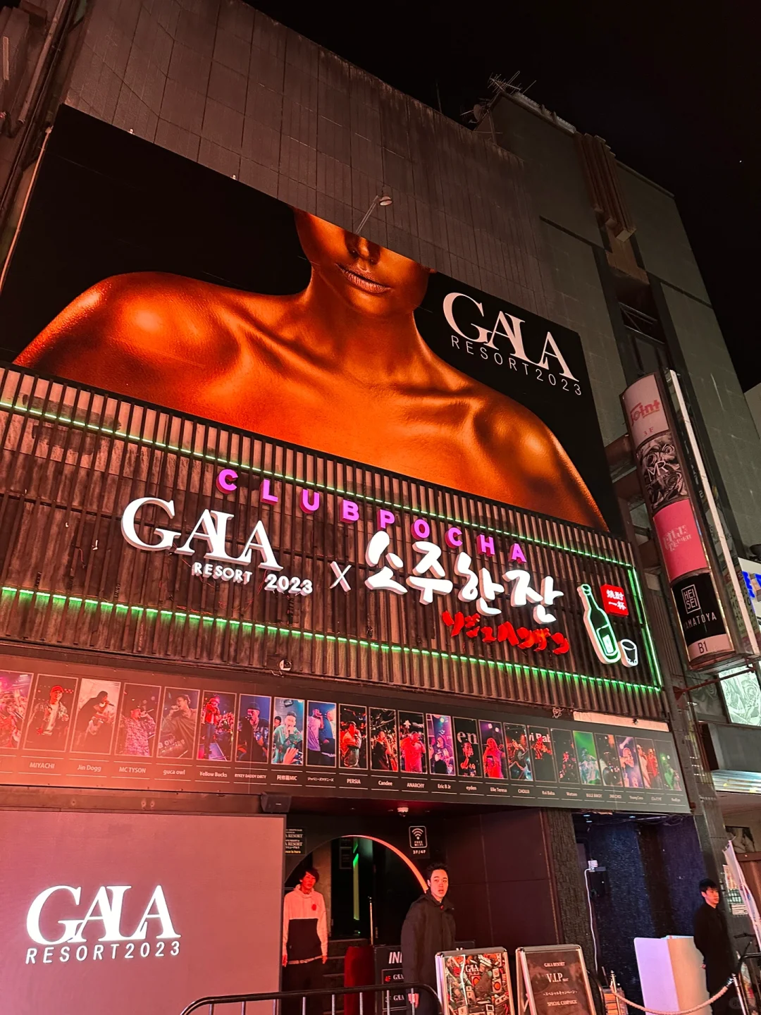 Osaka-Gala Bar club in Shinsaibashi, Osaka, drink and watch performances on the third floor