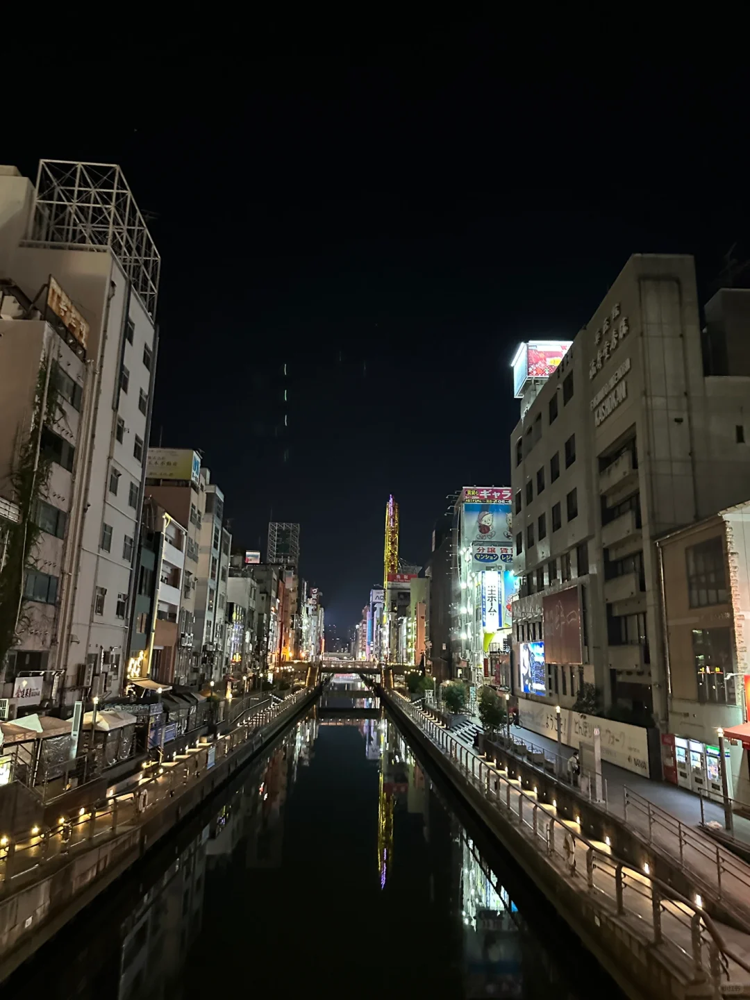 Osaka-Gala Bar club in Shinsaibashi, Osaka, drink and watch performances on the third floor