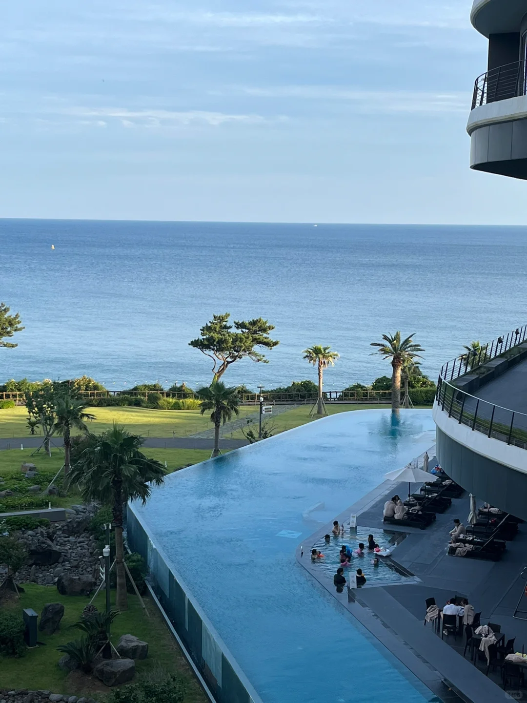 Busan/Jeju-🌴Parnas Hotel in Seogwipo, Jeju Island has an infinity pool by the sea