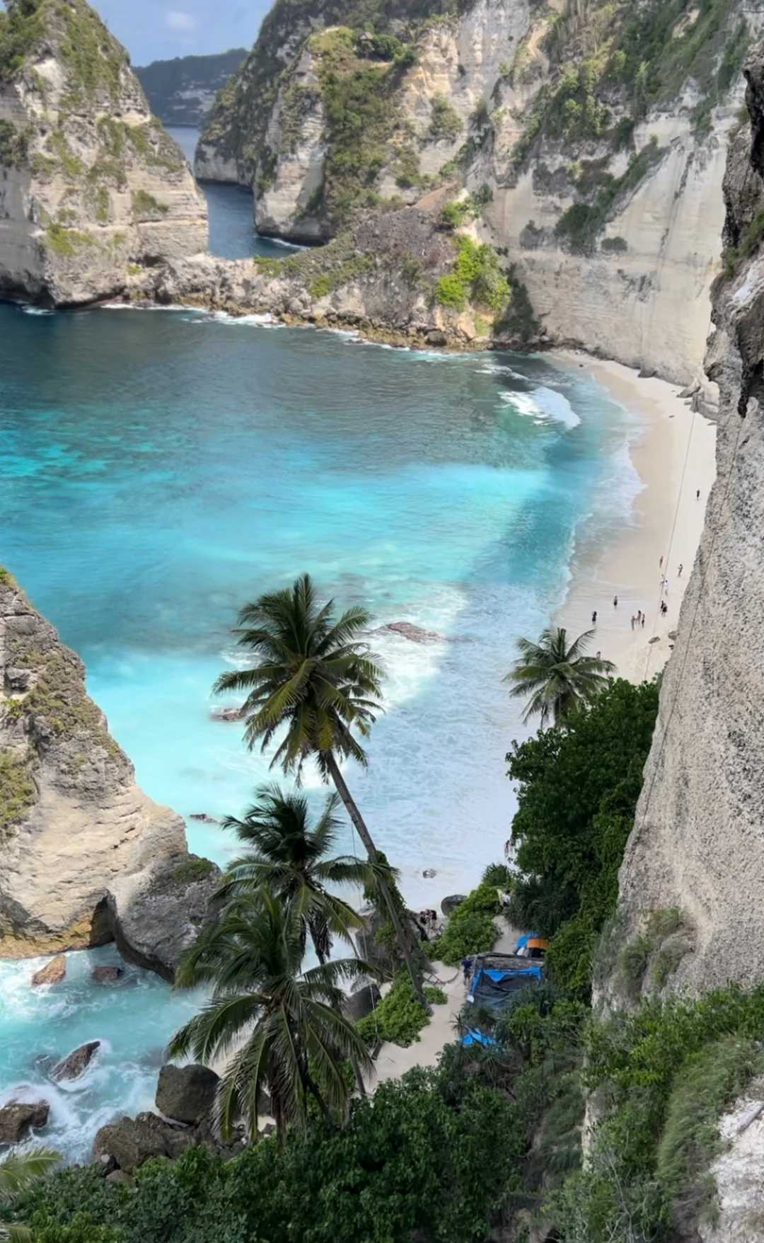 Bali-Hiking in a bikini at Diamond Beach in Nusa Penida feels amazing