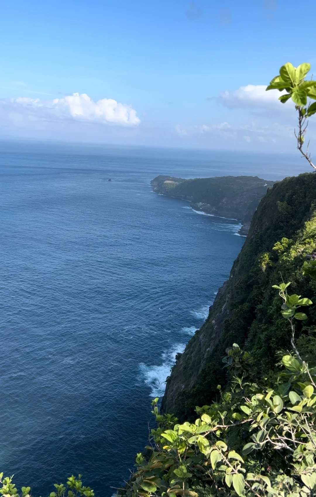 Bali-Hiking in a bikini at Diamond Beach in Nusa Penida feels amazing