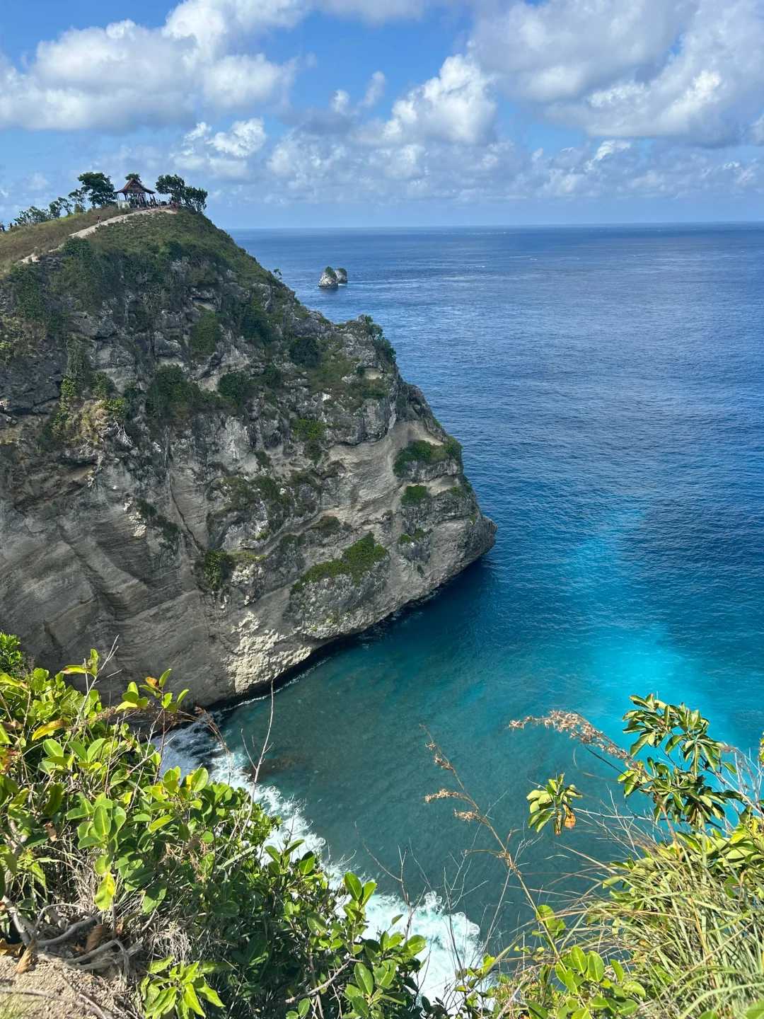 Bali-Hiking in a bikini at Diamond Beach in Nusa Penida feels amazing