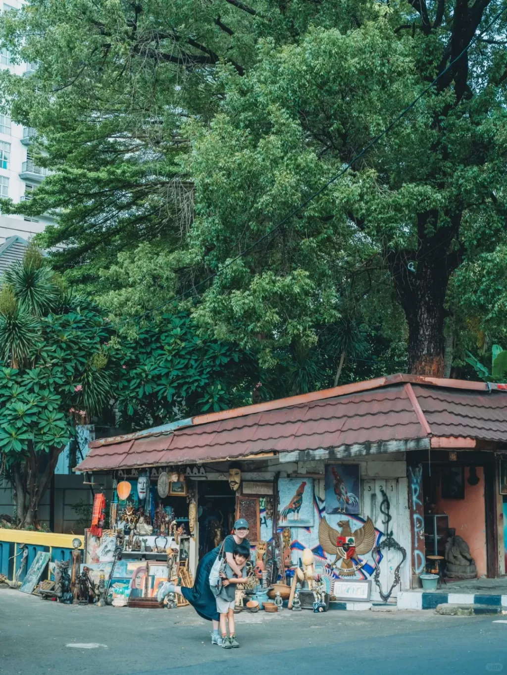 Jakarta-No one wants to travel to Jakarta, right? Poverty and wealth are separated by a wall.