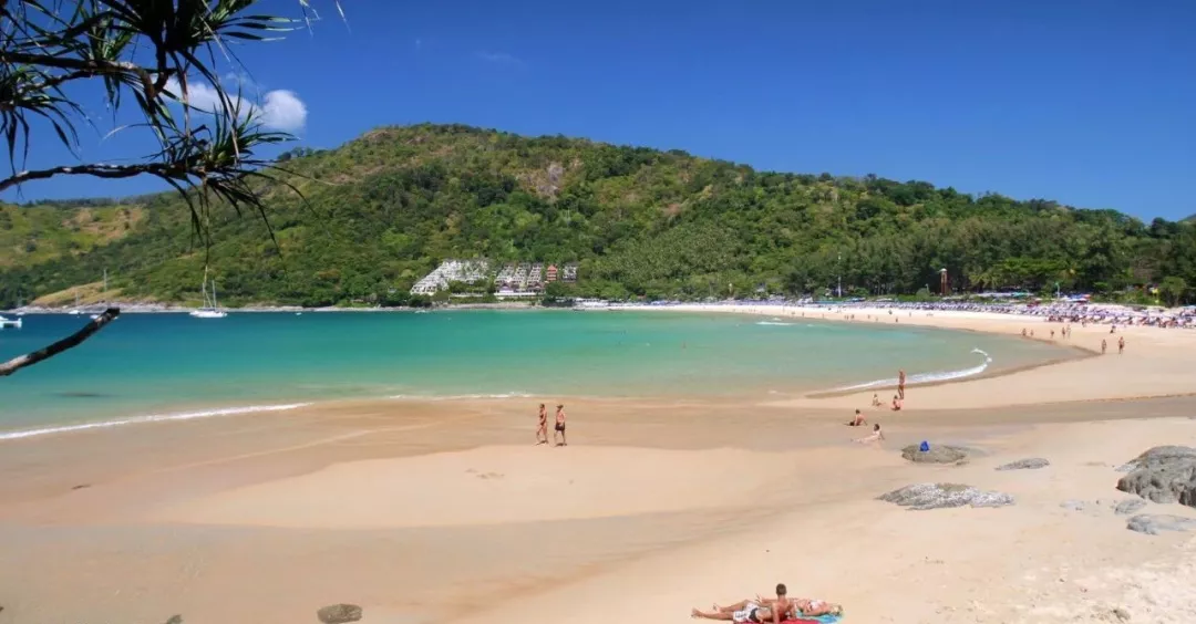 Phuket-With this food guide to Phuket’s scenic spots, you can check in with