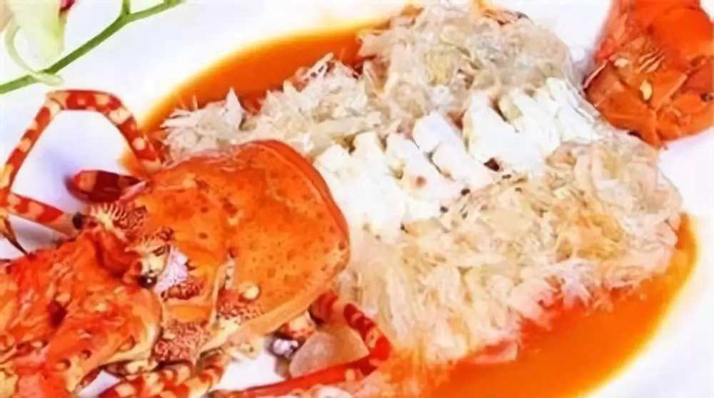 Phuket-What are the delicious foods in Phuket, Thailand? The seafood and fruit tom yum soup is not to be missed