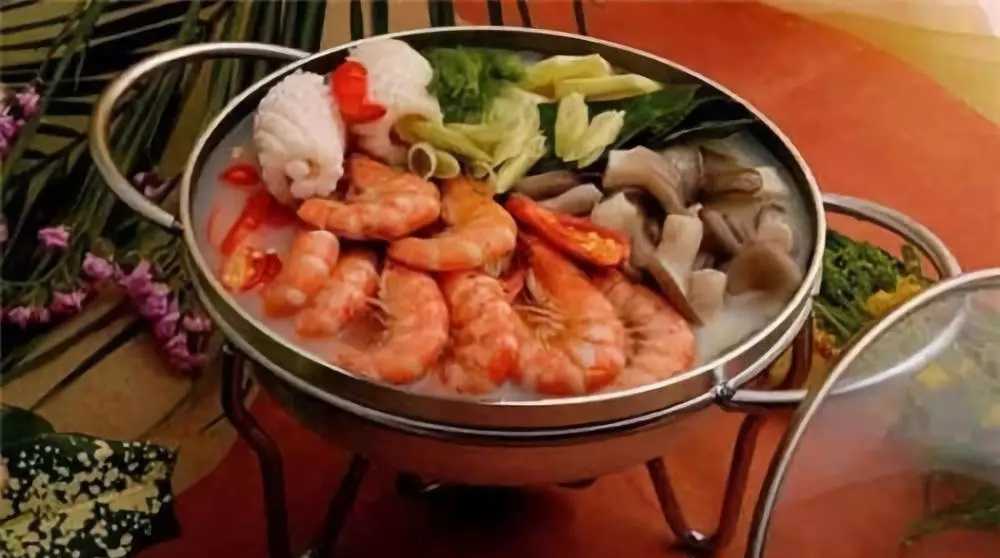 Phuket-What are the delicious foods in Phuket, Thailand? The seafood and fruit tom yum soup is not to be missed