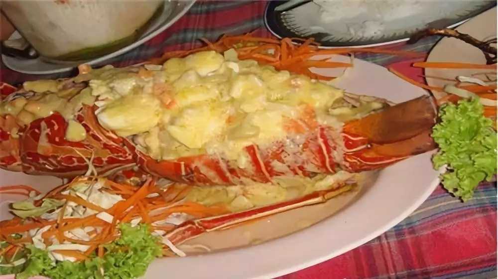 Phuket-What are the delicious foods in Phuket, Thailand? The seafood and fruit tom yum soup is not to be missed