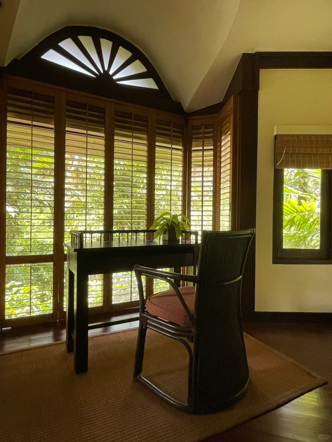 Krabi-Rayavadee Hotel, 101 small buildings interspersed among the native coconut trees under the cliff