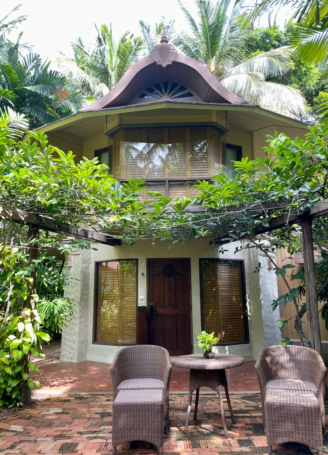 Krabi-Rayavadee Hotel, 101 small buildings interspersed among the native coconut trees under the cliff