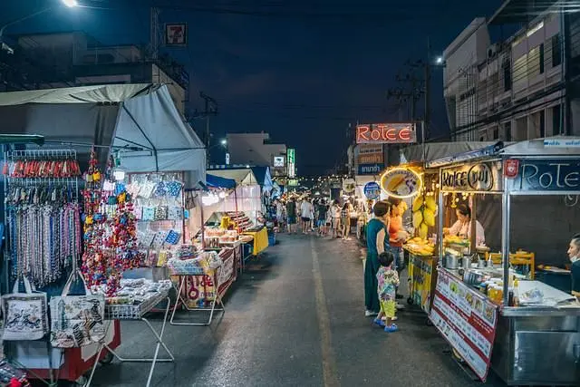 Hua Hin-Hua Hin Night Market in Thailand is a must-go night tour for tourists. It’s delicious and fun!