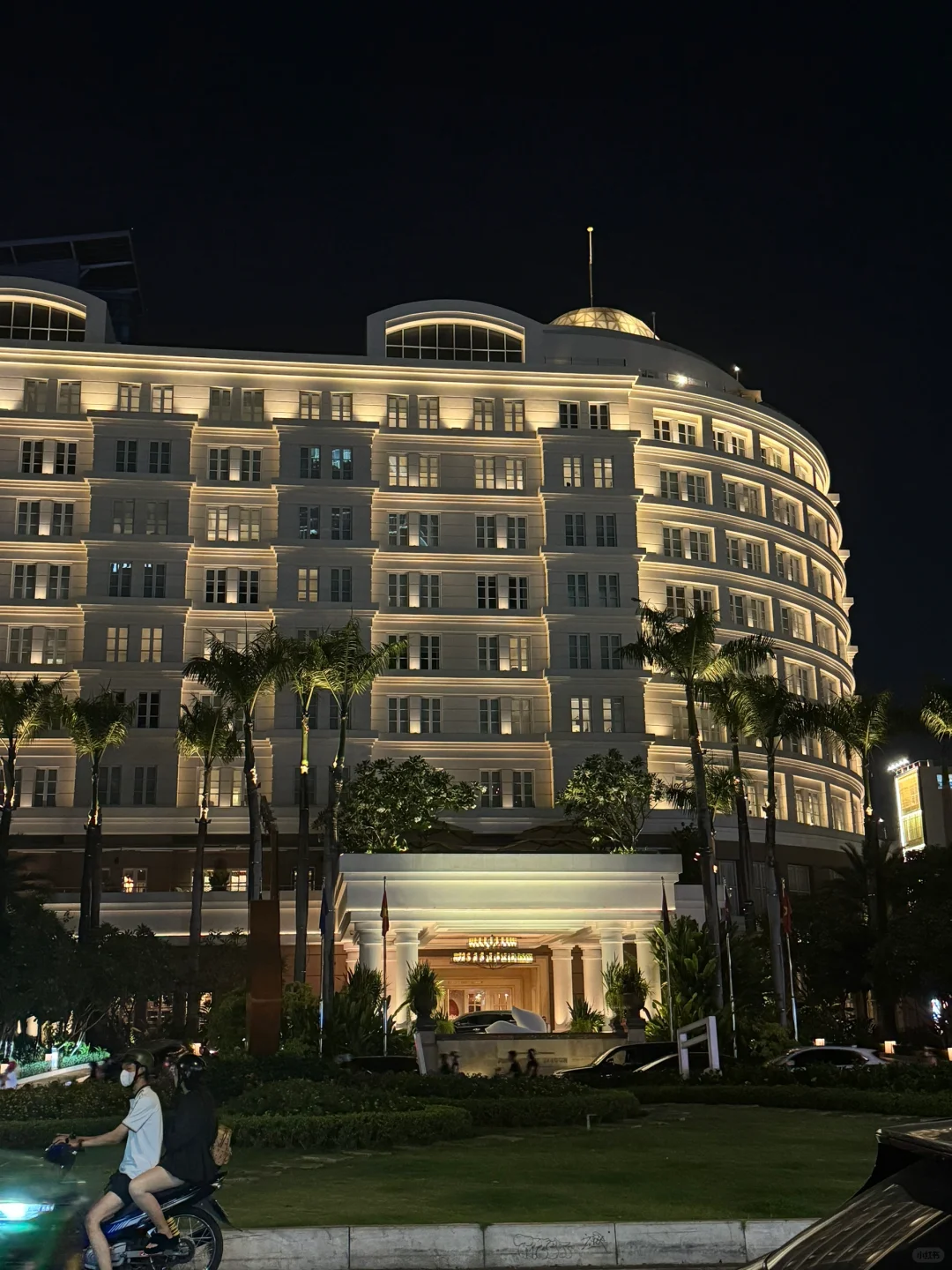 Ho Chi Minh-Park Hyatt Saigon Hotel is decorated in Vietnamese and French style, with piano and violin playing.