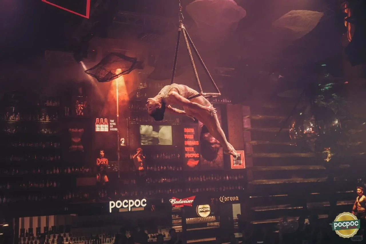 Ho Chi Minh-POC POC beer garden, the most dazzling disco nightclub, Passionate pole dance performance