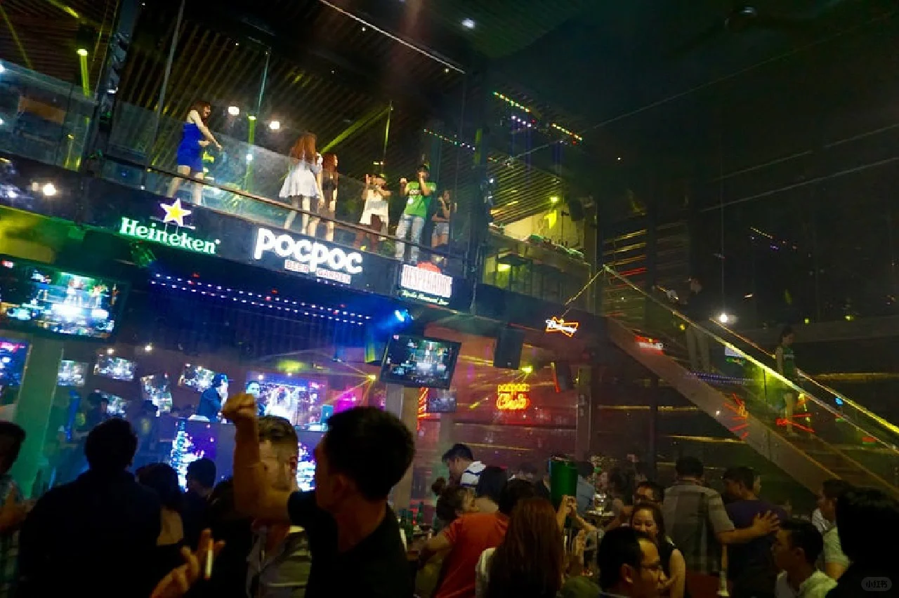 Ho Chi Minh-POC POC beer garden, the most dazzling disco nightclub, Passionate pole dance performance