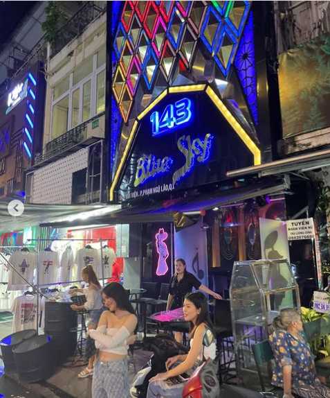 Ho Chi Minh-Phạm Ngũ Lão, the busiest nightlife area in Ho Chi Minh City, has snack bars and specialty restaurants.