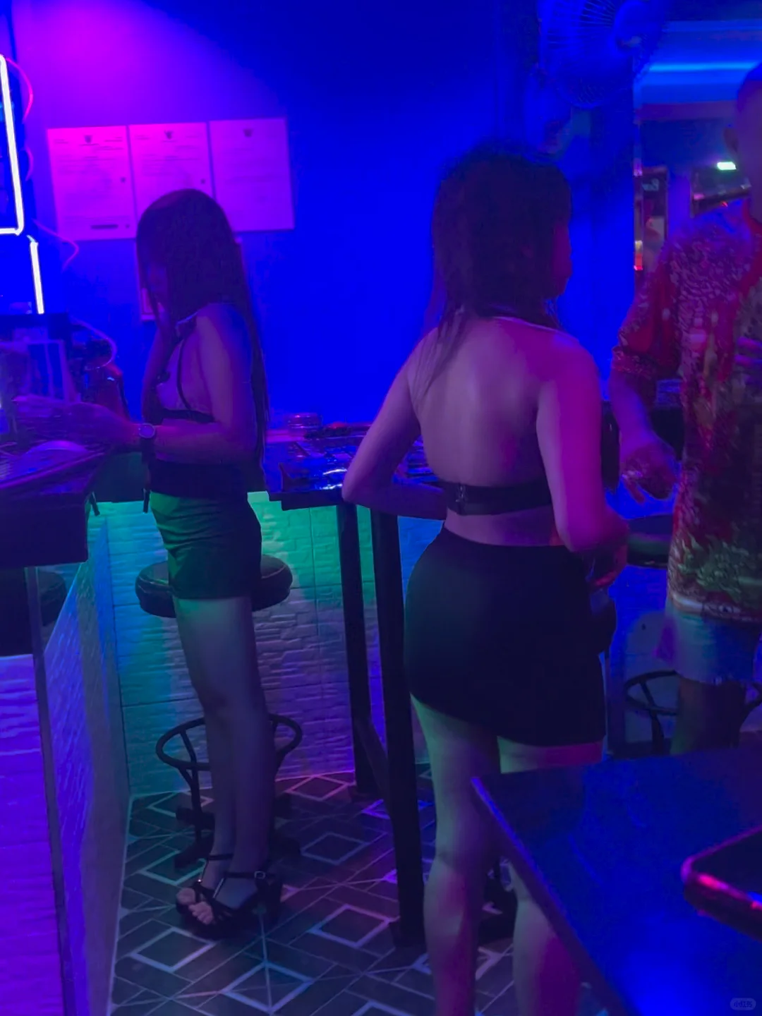 Pattaya-Soi 6 in Pattaya, two bottles of beer, and two Thai girls to play with you in the pedestrian street bar