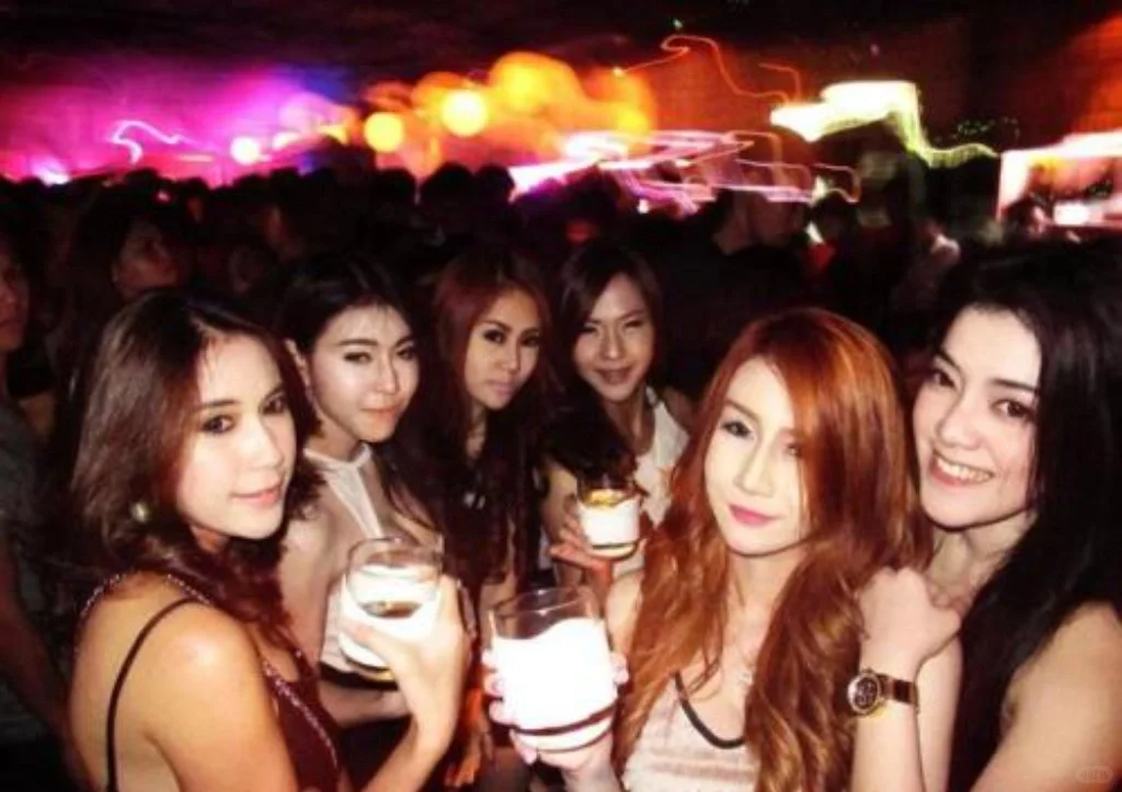 Pattaya-Enjoy Pattaya Red Light District Walking Street Go Go Bar Skyfall Bar Introduction