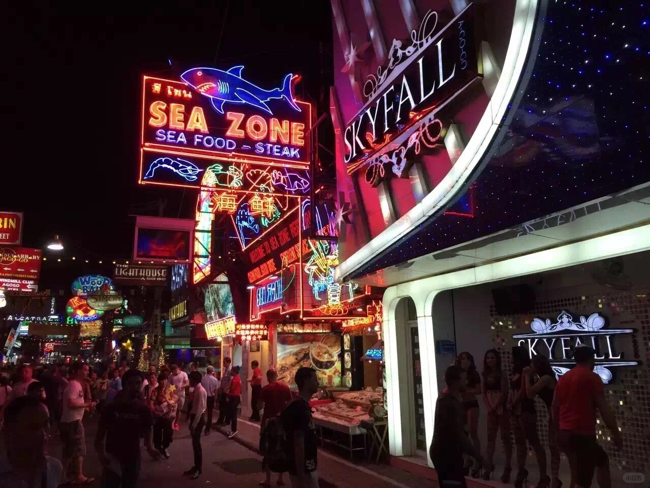 Pattaya-Enjoy Pattaya Red Light District Walking Street Go Go Bar Skyfall Bar Introduction