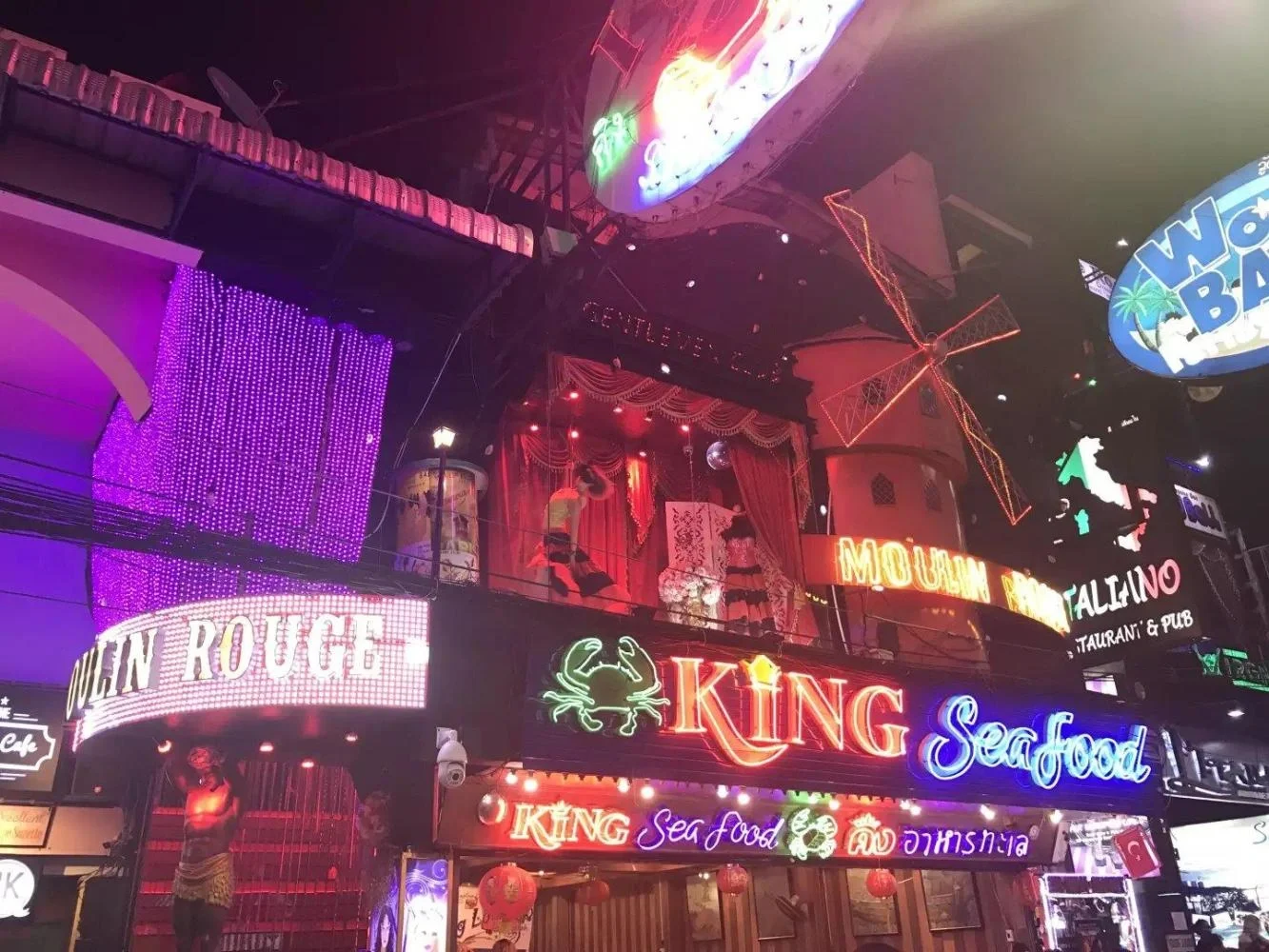 Pattaya-Enjoy Pattaya Red Light District Walking Street Go Go Bar Skyfall Bar Introduction