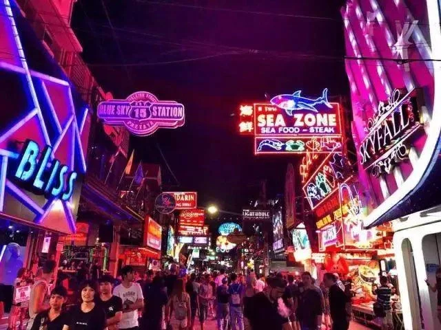 Pattaya-Enjoy Pattaya Red Light District Walking Street Go Go Bar Skyfall Bar Introduction