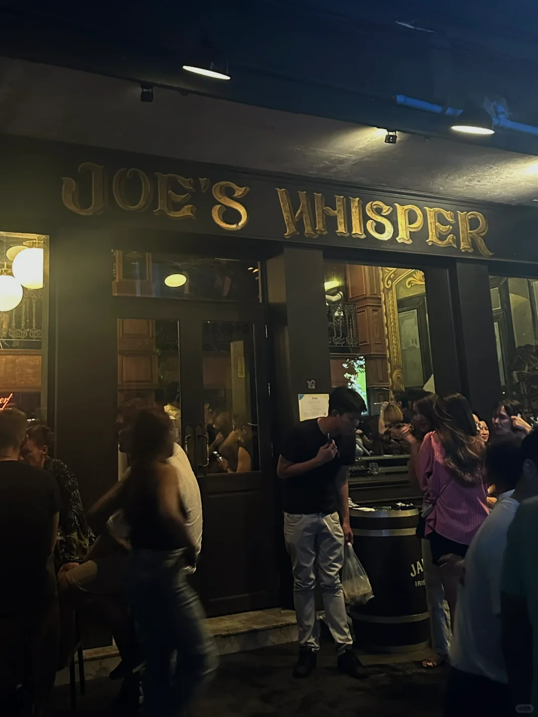 Bangkok-Joe's Whisper Bar Bangkok local band performs live, you can sing and dance