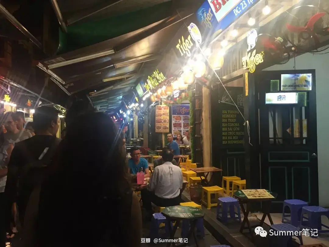 Hanoi-Eating summer rolls and drinking lemongrass and ginger tea in Hanoi, Vietnam