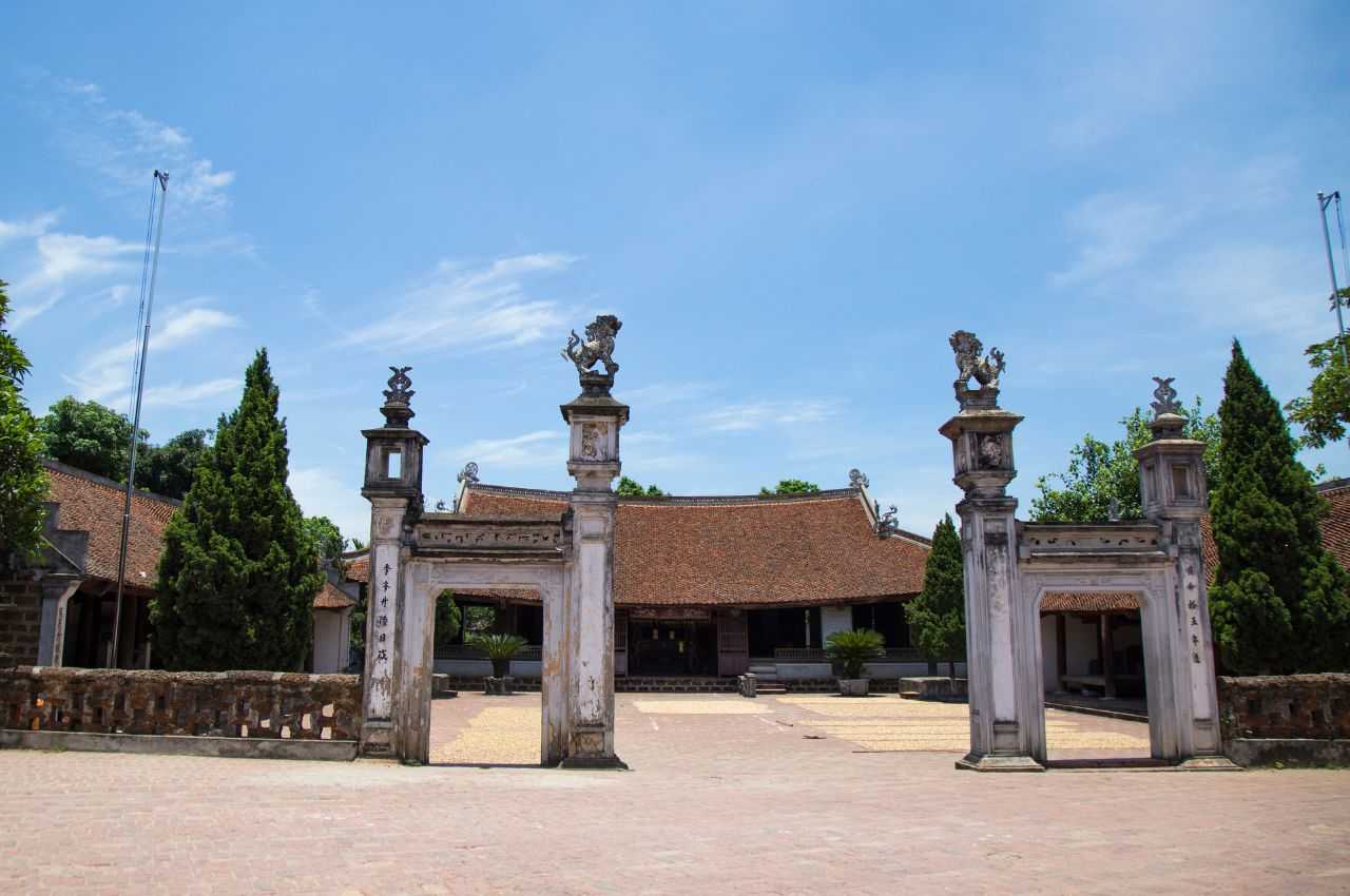 Hanoi-Tang Lam Ancient Village: Vietnamese cultural heritage and unique rural architectural culture, standing leisurely outside of time and space