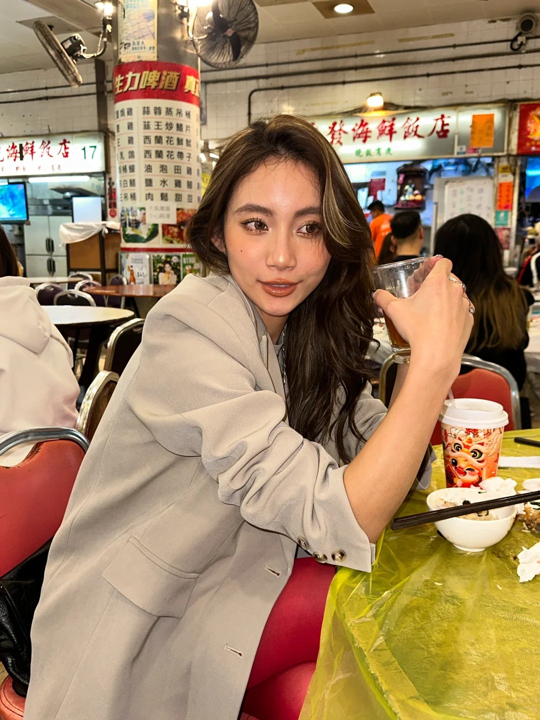 Hong kong-Hung Hom Cooked Food Centre, the combination of the girl in red stockings and Hong Kong food stalls