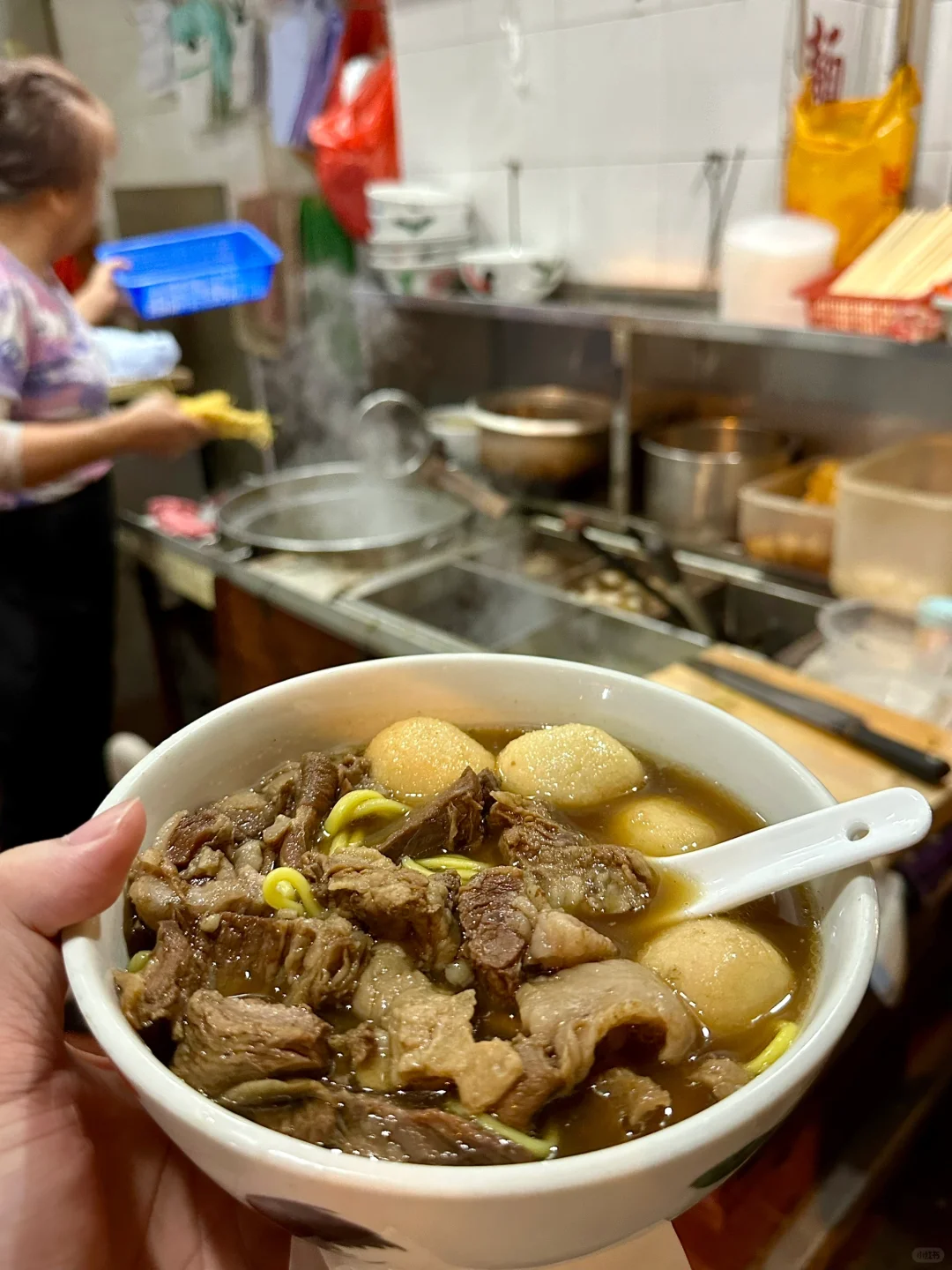 Hong kong-Street food Hui Kee Cart Noodles, beef brisket noodles for HK$20 輝記車仔面