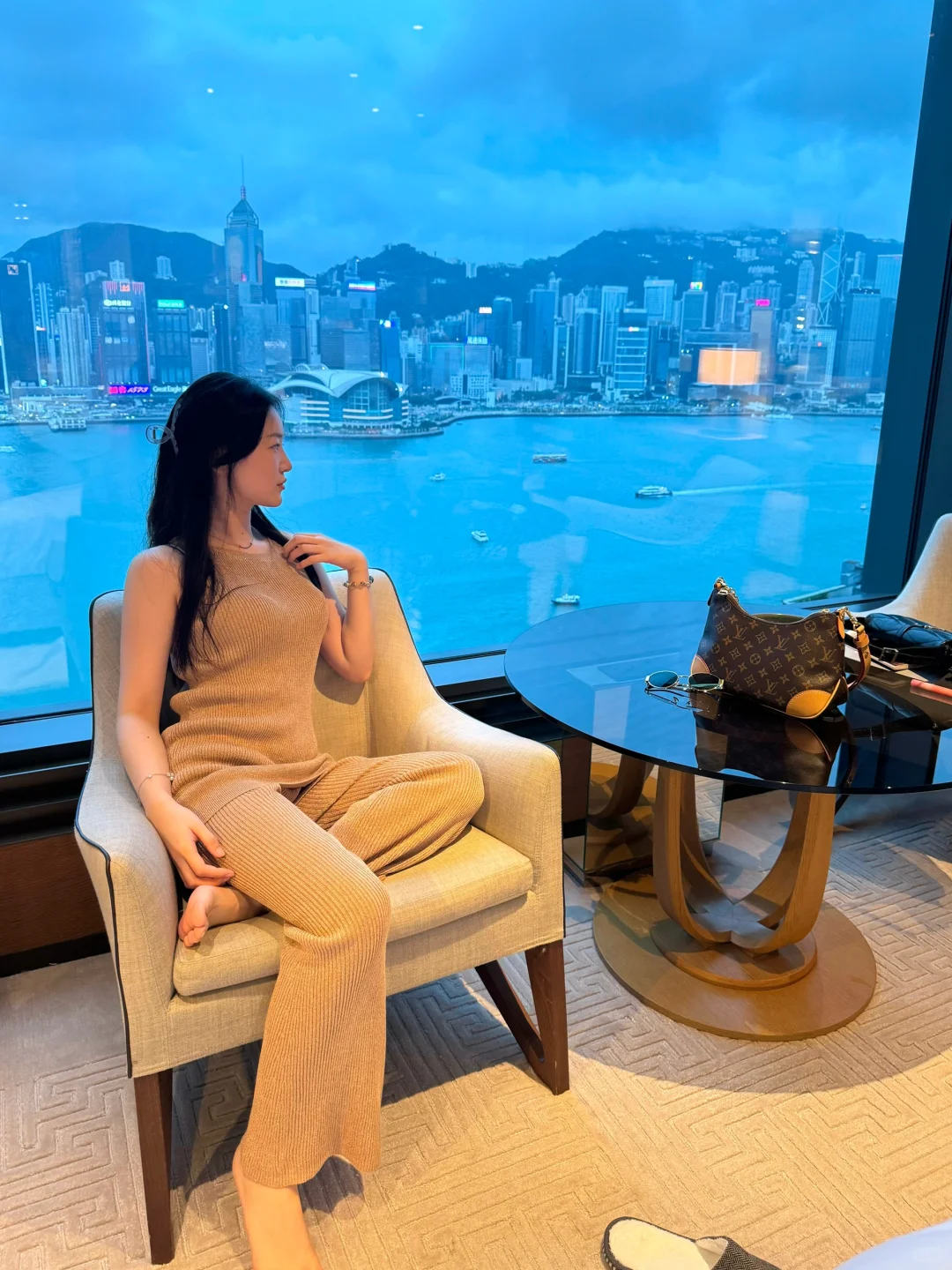 Hong kong-Rosewood Hong Kong, the city sea view room has a beautiful night view