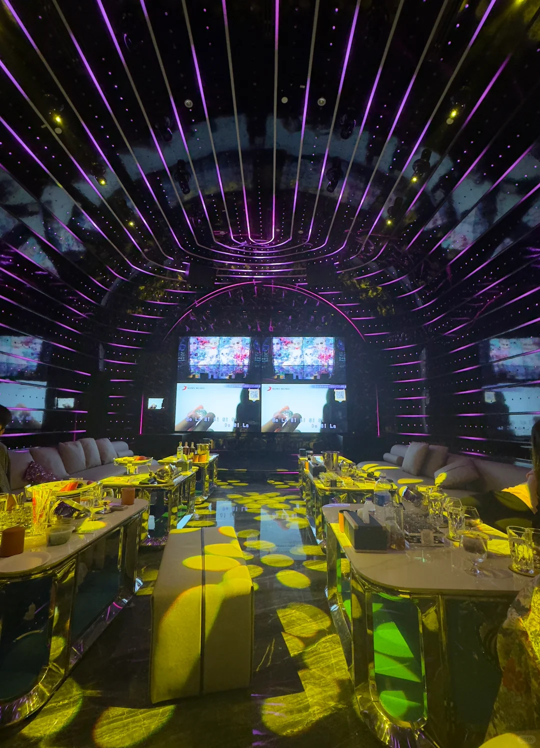 Singapore-The newly opened Crystal Club, with luxurious decoration, looks like being in space