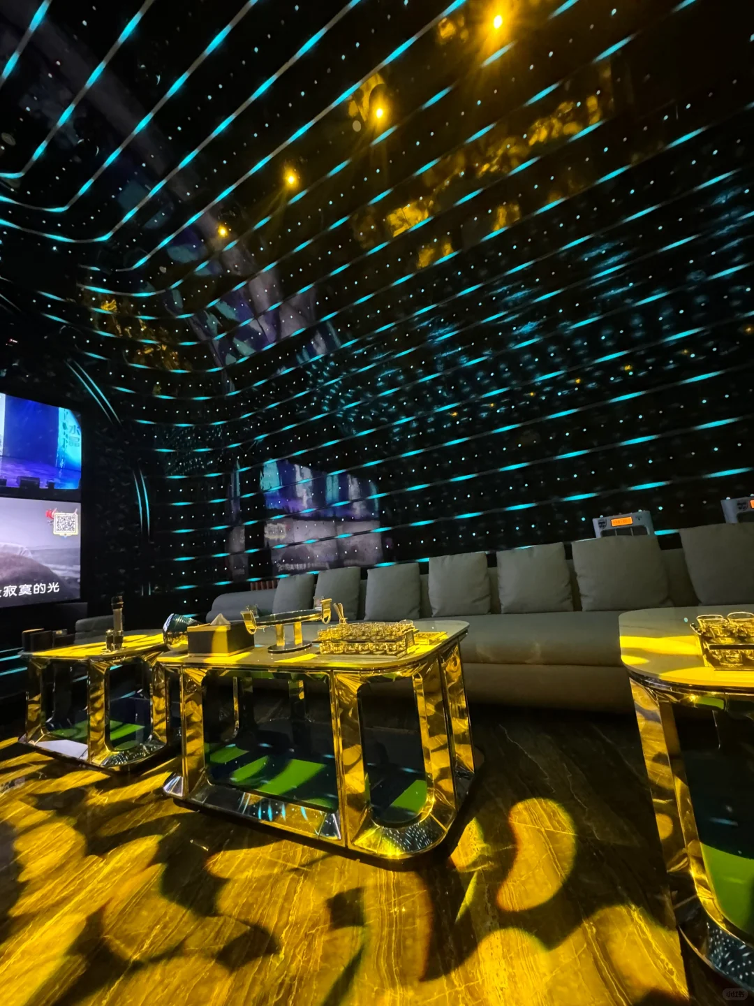 Singapore-The newly opened Crystal Club, with luxurious decoration, looks like being in space