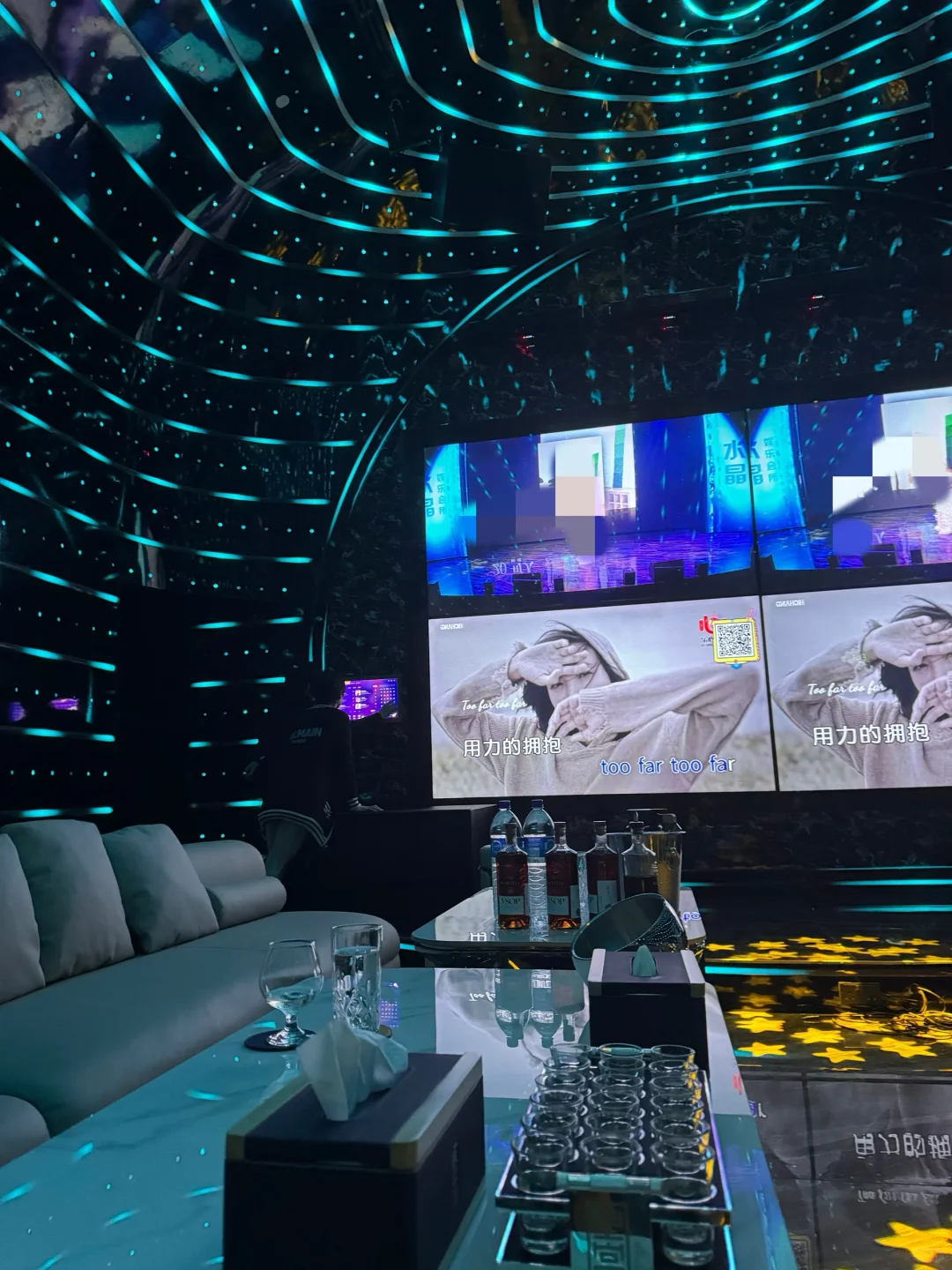 Singapore-The newly opened Crystal Club, with luxurious decoration, looks like being in space