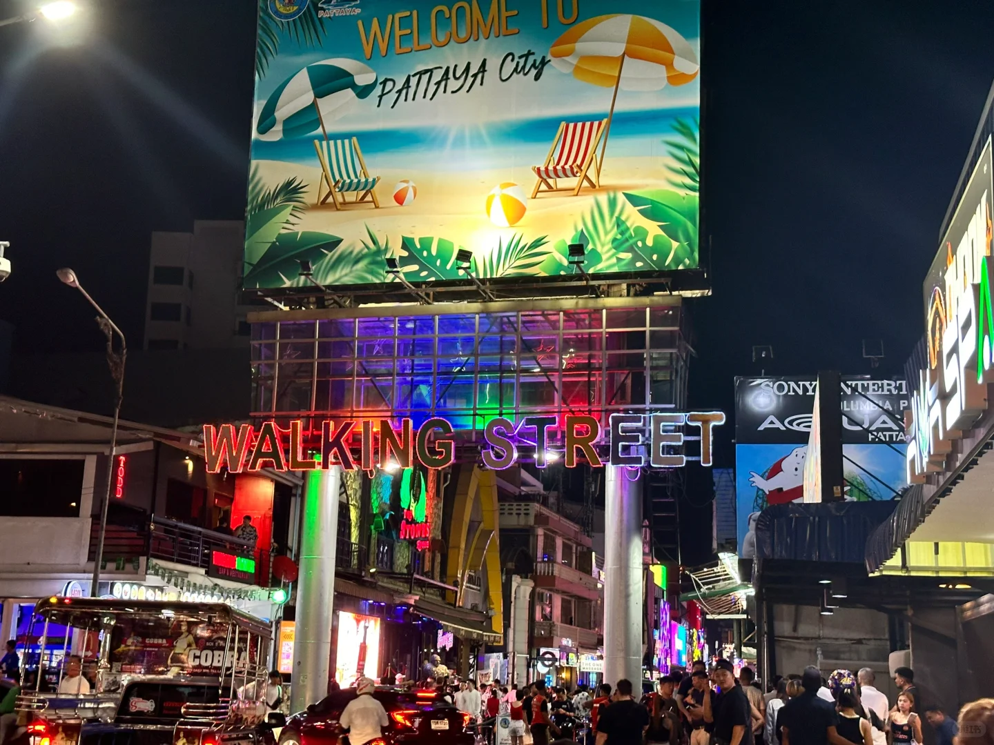 Pattaya-Happy Paradise Pattaya Nightlife, Visit Five Nightclubs in One Night