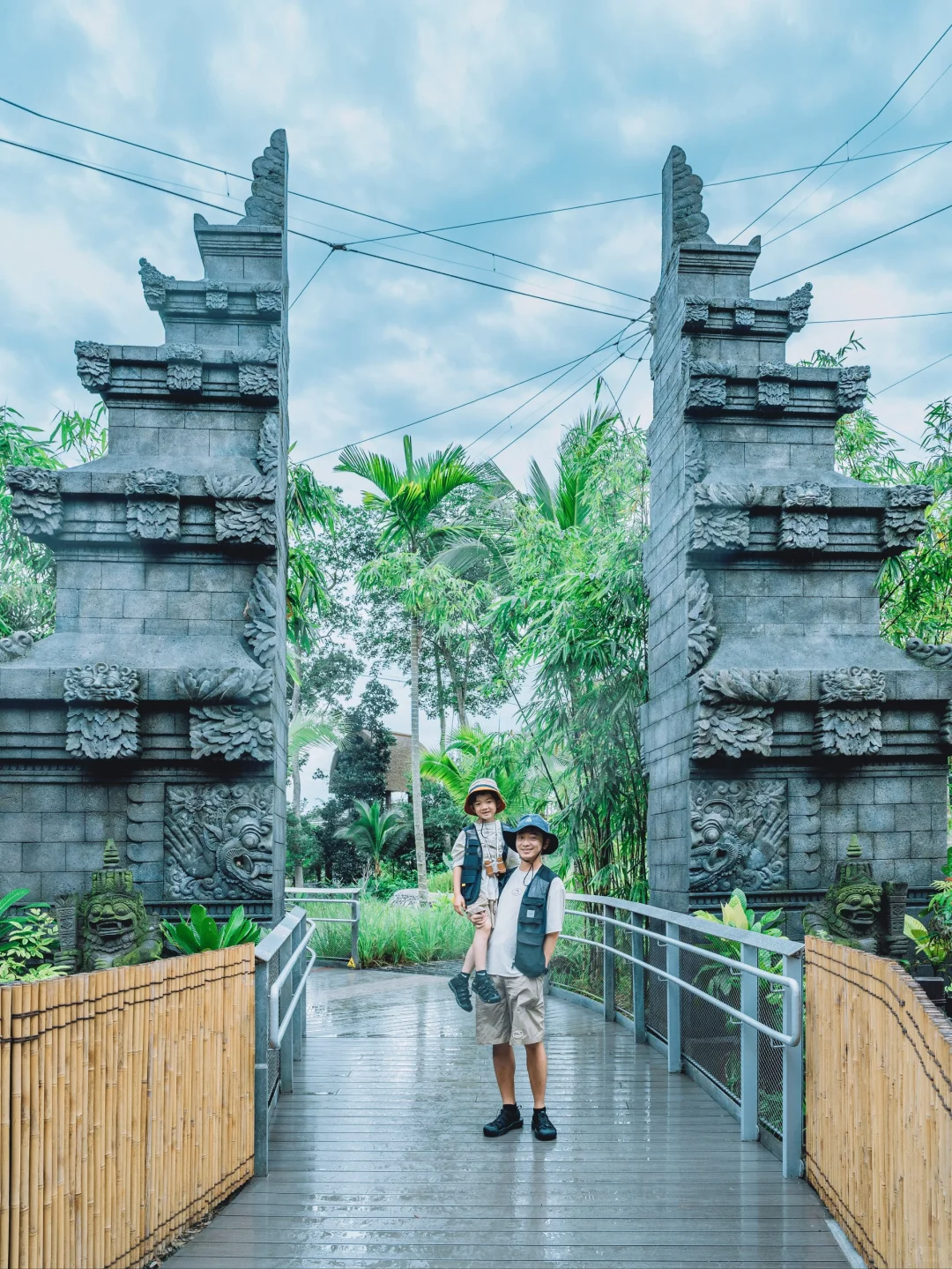 Singapore-Singapore Bird Park, including rainforest, wetlands, rice fields, eucalyptus forests and other environments