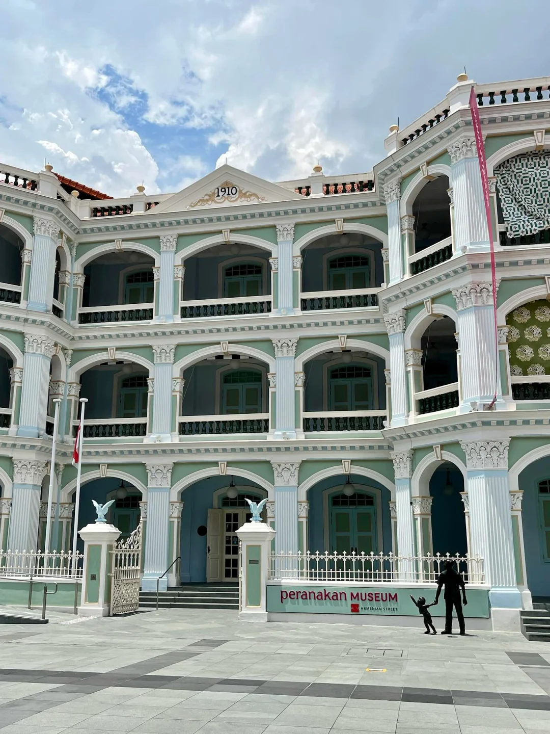 Singapore-Recommended attractions in Singapore: Old Hill Street Police Station, Peranakan Museum, Southern Ridges, CHIMP