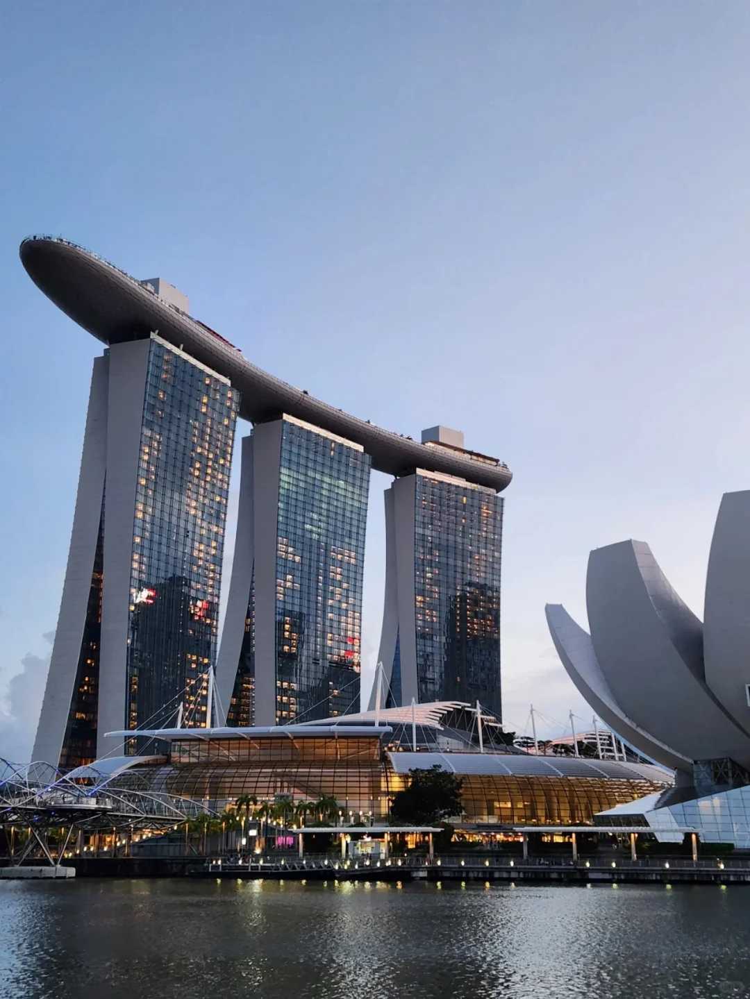 Singapore-The Singapore Sands Hotel soars into the sky, with an infinity pool in the city sky garden