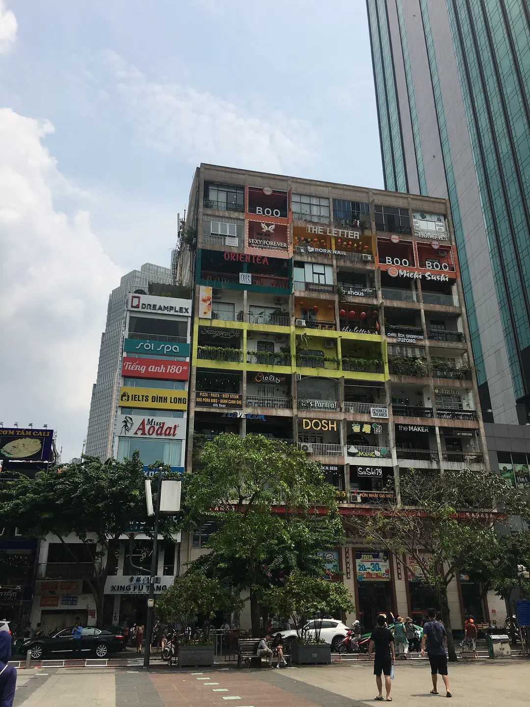 Ho Chi Minh-Cafe apartment, a popular building on Ho Chi Minh Pedestrian Street, and a shopping tour of Vietnamese specialty shops